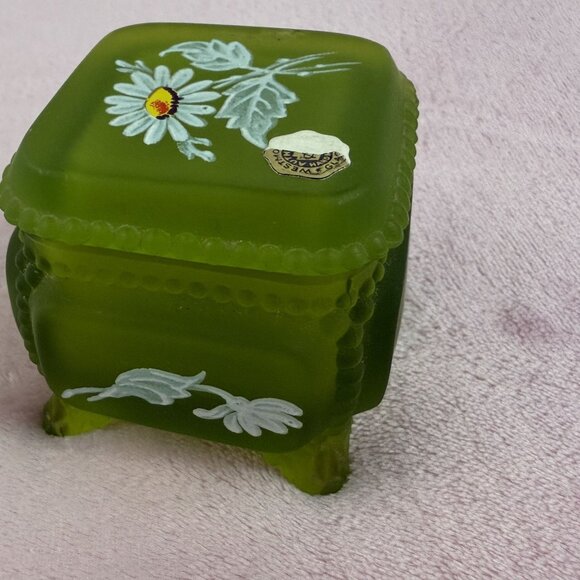 Westmoreland Green Satin Glass Trinket Box Vintage 1970 White Daisy Collectible - Picture 1 of 14